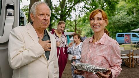 "Familie Bundschuh: Wir machen Camping": Statt einer Auszeit im Hotel genießt Gundula (Andrea Sawatzki, r.) mit ihrem Mann Gerald (Axel Milberg) ein romantisches Zusammensein auf dem Campingplatz - doch die ganze Familie reist nach.
