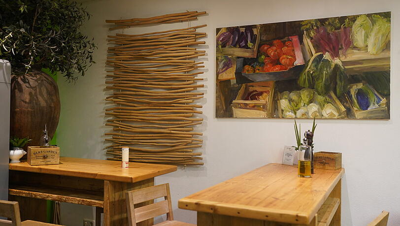 Viel Holz, bunte Bilder, ein paar Pflanzen. Das Ambiente im Blattsalate ist warm und gem&uuml;tlich.