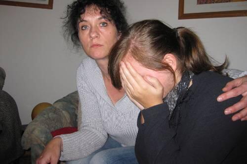 Die 13-jährige Sarah und ihre Mutter.