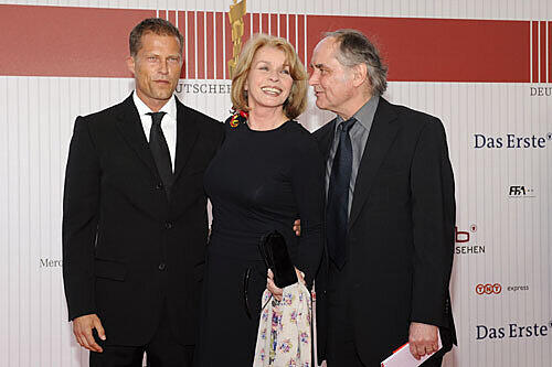 Viel Aufregung hatte es im Vorfeld um den verärgerten Til Schweiger gegeben, dessen Film "Keinohrhasen" beim Deutschen Filmpreis 2008 nicht nominiert war. Er kam dann doch persönlich (hier an der Seite von Senta Berger und Paul Verhoeven).