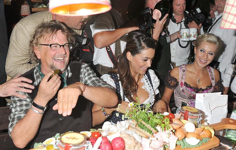 Samstagabend im Käferzelt: Medienmanager Martin Krug, Unternehmerin Verona Pooth und die Moderatorin Verena Kerth feiern den Wiesnauftakt.