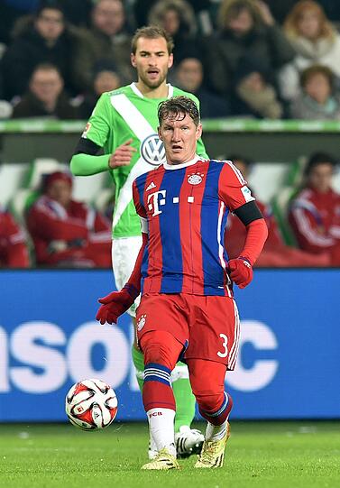 BASTIAN SCHWEINSTEIGER - NOTE 5 - Legte sich erst mit VfL-Trainer Hecking an, dann bei der Rudelbildung mit Ex-Kollege Luiz Gustavo. Gelb für einen Tritt gegen De Bruyne (47.). Später Rot-gefährdet.