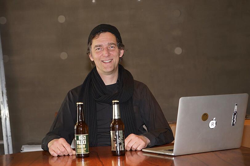 Der Architekt David Blake Walker von 3Brew mit Extra Rein und Soda Bier. Letzteres ist nach Reinheitsgebot gebraut, das andere nicht.