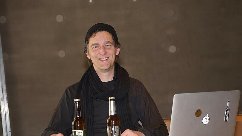 Der Architekt David Blake Walker von 3Brew mit Extra Rein und Soda Bier. Letzteres ist nach Reinheitsgebot gebraut, das andere nicht. Der Architekt David Blake Walker von 3Brew mit Extra Rein und Soda Bier. Letzteres ist nach Reinheitsgebot gebraut, das andere nicht.