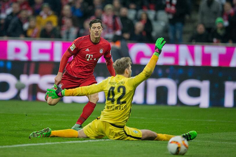 Und da macht es bumm: auf den Spuren von Gerd Müller wird Robert Lewandowski mit 30 Toren in 32 Bundesligaspielen Torschützenkönig der Saison 2015/16.