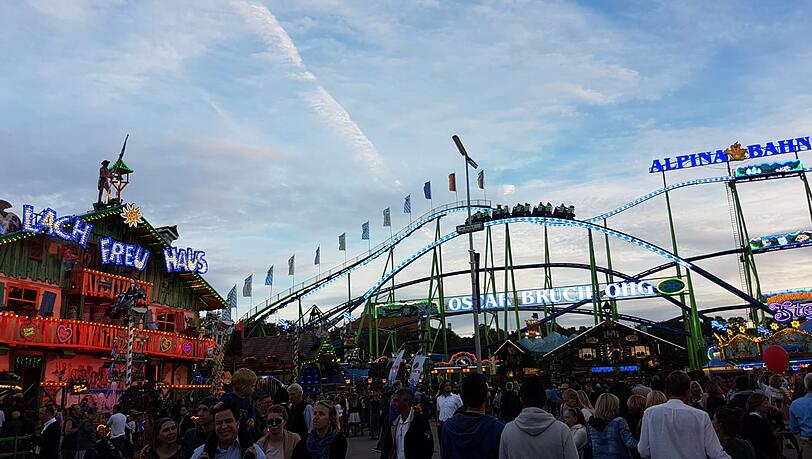 Wenn es dämmert über der Wiesn, wird es erst so richtig schön. Wenn es dämmert über der Wiesn, wird es erst so richtig schön.