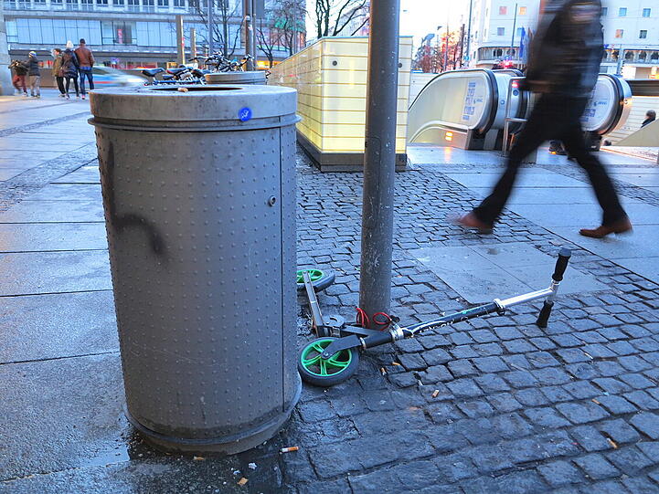 Dieser Tretroller ist eine gefährliche Stolperfalle.