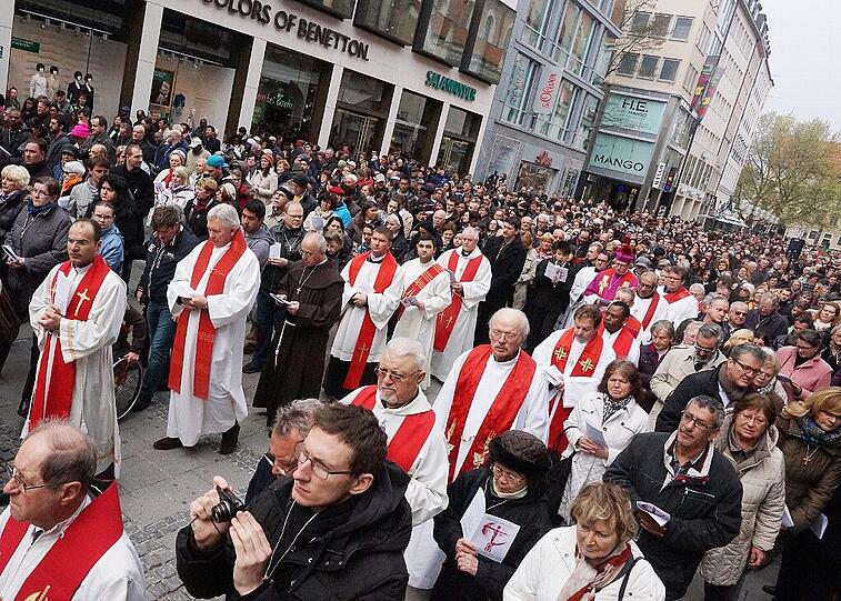 Rund 3000 Menschen kamen am Freitagvormittag zur Karfreitagsprozession in die Innenstadt.