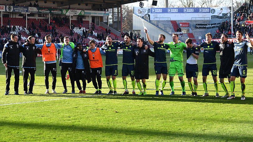 Jubel nach dem Abpfiff: Die Löwen feiern mit den nach Cottbus mitgereisten Fans.