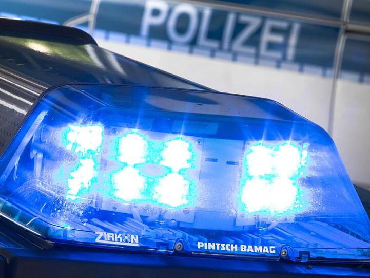 Ein Blaulicht leuchtet auf dem Dach eines Polizeiwagens. Foto: Friso Gentsch/dpa