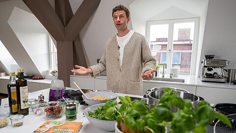 Fußball-Nationalspieler Thomas Müller bei der Vorstellung seines Kochbuchs.