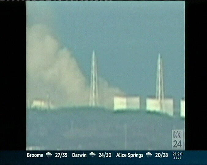 Bei einer Explosion in der japanischen
Atomanlage Fukushima-Daiichi ist das Reaktorgebäude zerstört worden.
Menschen im Umkreis von zehn Kilometern sollten sich schnell in
Sicherheit bringen, sagte Regierungssprecher Yukio Edano am Samstag.
Die Behörden befürchten, in der Atomanlage könnte es zu einer
Kernschmelze kommen.