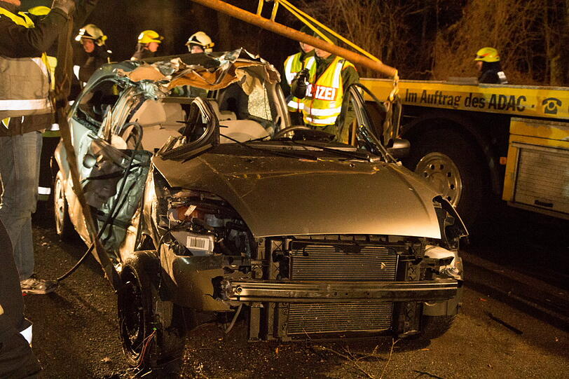 Tödlicher Unfall am Chiemsee. Ein Auto prallt gegen einen Baum. Der Beifahrer stirbt. Die Bilder von der Unfallstelle.