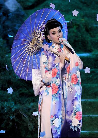Katy Perry bei der Eröffnung der American Music Awards 2013. Sie stand als Geisha auf der Bühne.
