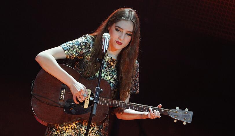 Die britische Sängerin Birdy tritt bei der Verleihung des Musikpreises Echo auf.