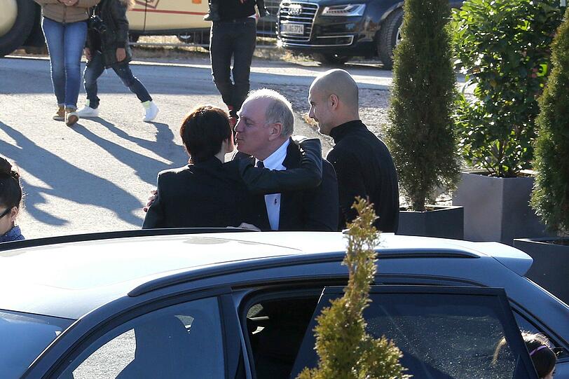 Uli Hoeneß gemeinsam mit Pep Guardiola und seiner Frau Christina Serra.