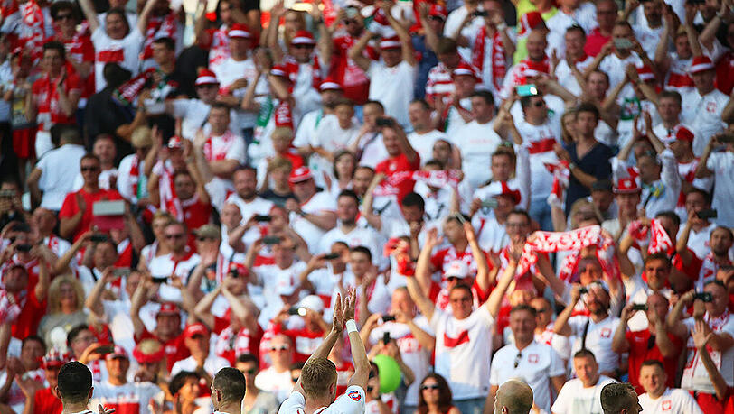 Polen jubelt nach einem umkämpften 1:0-Sieg gegen EM-Neuling Nordirland. Polen jubelt nach einem umkämpften 1:0-Sieg gegen EM-Neuling Nordirland.