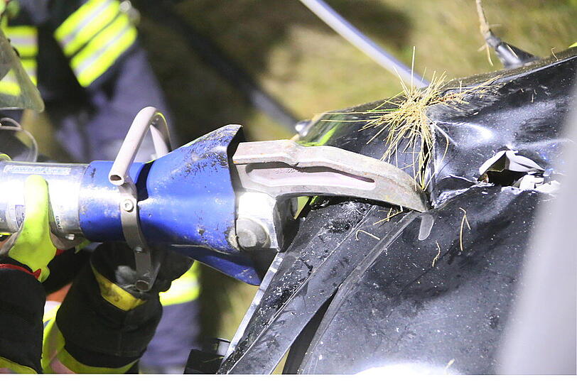 Ein Toyota-Fahrer ist nach einem Überholmanöver mit voller Wucht auf einen Fiat aufgefahren - drei Menschen wurden verletzt.