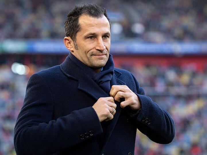 Bayerns Sportdirektor Hasan Salihamidzic blickt vor der Partie in die Runde. Foto: Marius Becker/dpa