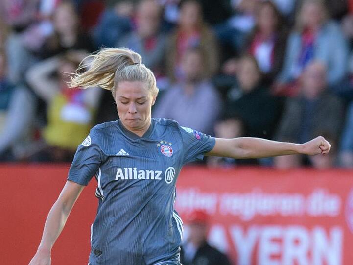 Fridolina Rolfö vom FC Bayern München spielt den Ball. Foto: Matthias Balk/Archivbild