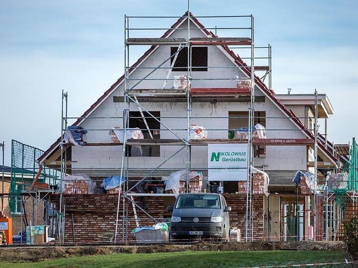 Fast fertig: Ein neues Einfamilienhaus in Schwerin.