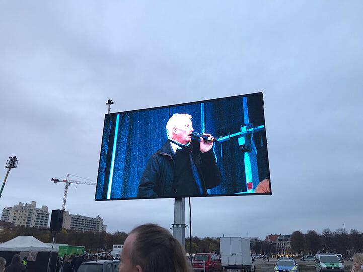 Der ehemalige Fernseh-Pfarrer auf der Demo-Bühne.
