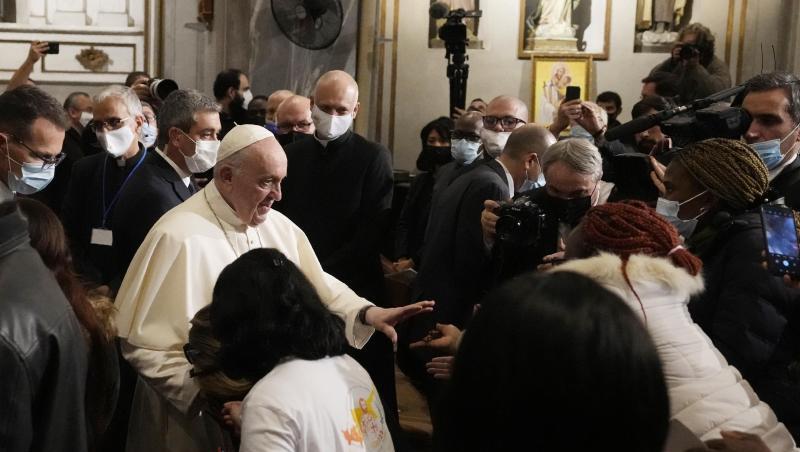 Papst Franziskus grüßt die Gläubigen am Ende eines ökumenischen Gebets mit Migranten in der Pfarrkirche des Heiligen Kreuzes.