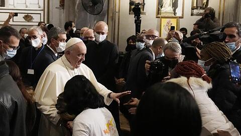 Papst Franziskus grüßt die Gläubigen am Ende eines ökumenischen Gebets mit Migranten in der Pfarrkirche des Heiligen Kreuzes.