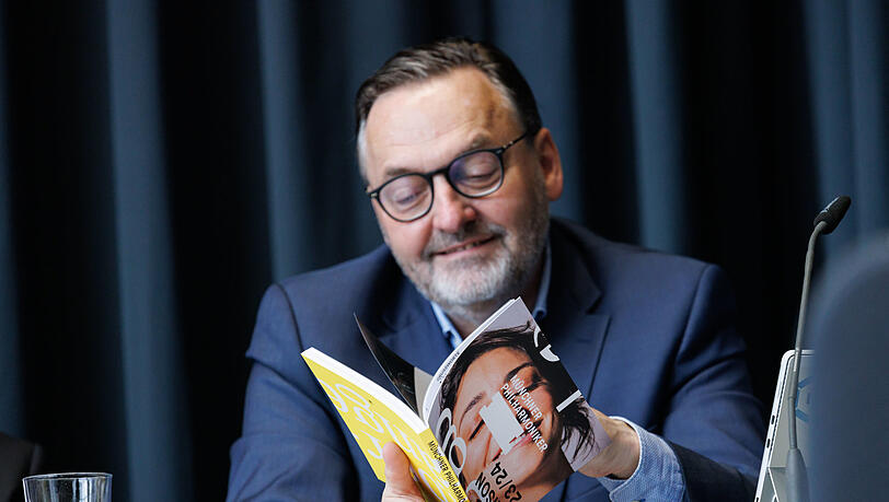 Kulturreferent Anton Biebl studiert das Programm der kommenden Saison. Kulturreferent Anton Biebl studiert das Programm der kommenden Saison.