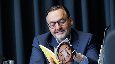 Kulturreferent Anton Biebl studiert das Programm der kommenden Saison.