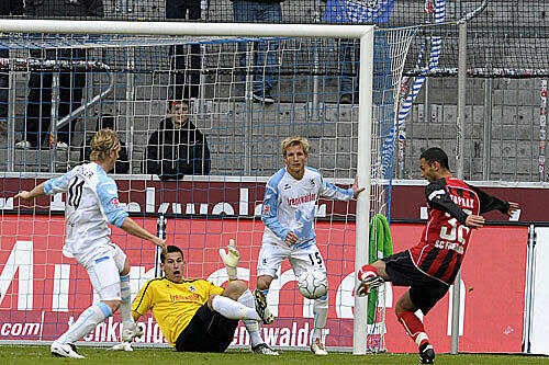 Omer Toprak trifft zum 1:0 für Freiburg