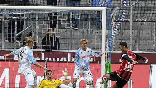 Omer Toprak trifft zum 1:0 für Freiburg Omer Toprak trifft zum 1:0 für Freiburg