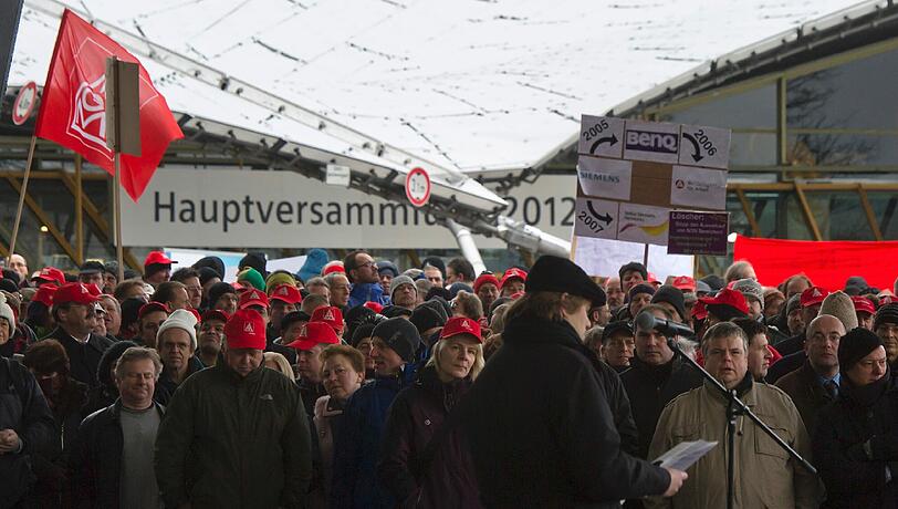 Hunderte Beschäftigte von Nokia Siemens
Networks (NSN) und Osram haben am Dienstag in München vor der
Hauptversammlung von Siemens demonstriert.