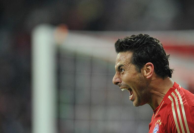 CLAUDIO PIZARRO, NOTE 1:
Pokal heißt: Pizza-Zeit. Lieferte in Minute elf mit einem strammen Schuss das 1:0. Dazu der Wucht-Kopfball zum 3:0. Und sehr schlau auch seine Kopfballablage vor Robbens 2:0. Aussichten: Macht Druck auf Mandzukic, Tendenz steigend.