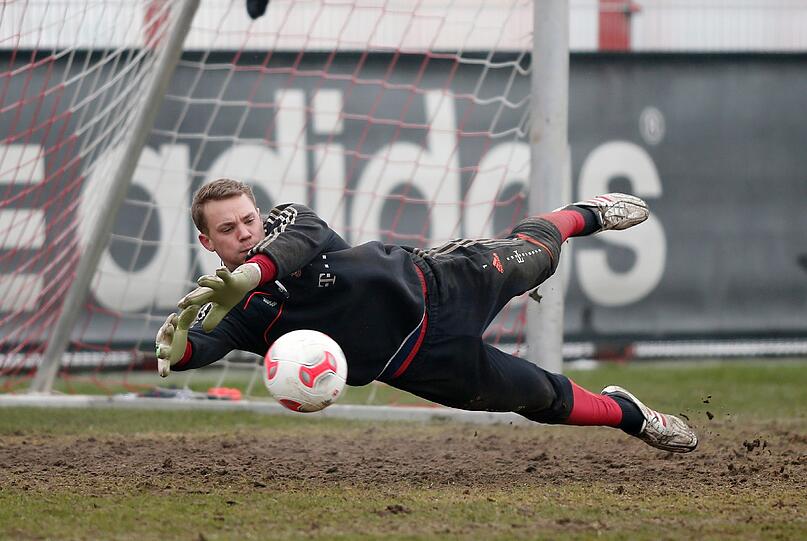Torwart Manuel Neuer legt sich voll ins Zeug.