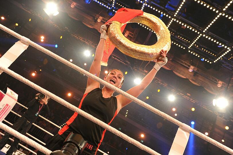 Sie gaben alles, schlugen sich mit K.O.-Hieben aus dem Ring - Die Bilder vom großen Sat.1-Promiboxen am Freitagabend.