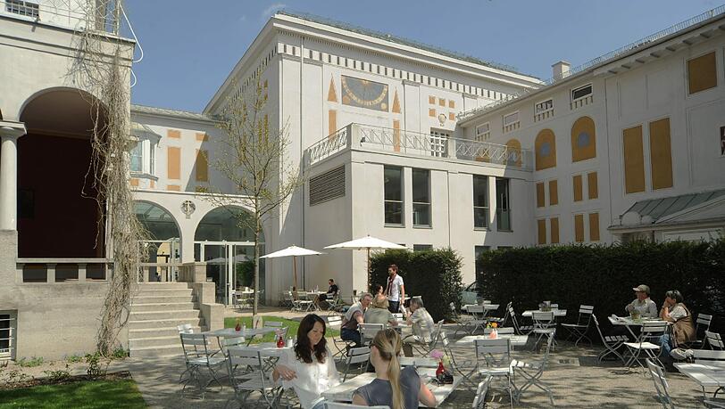 Kaffee trinken, wo Franz von Stuck einst wilde Feste gefeiert hat: Das Café in der Villa Stuck. Kaffee trinken, wo Franz von Stuck einst wilde Feste gefeiert hat: Das Café in der Villa Stuck.