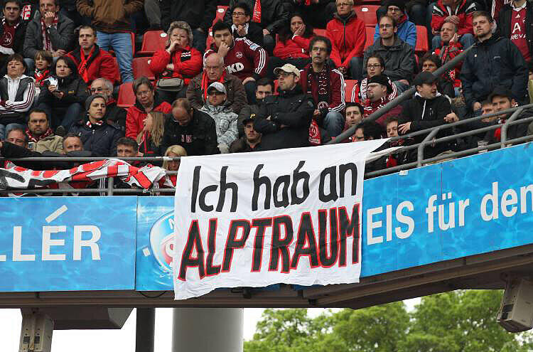 Wut und Enttäuschung bei den Nürnberg-Fans. Diese kanalisierten einige Unbelehrbare, indem sie Feuerwerkskörper zündeten - und schadeten ihrem Club damit noch mehr.