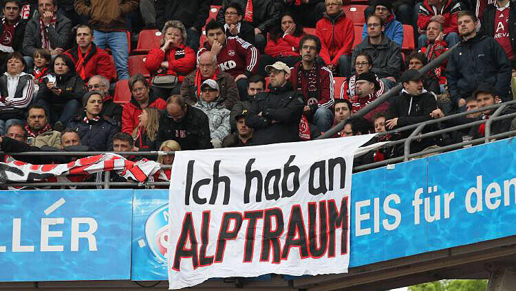 Wut und Enttäuschung bei den Nürnberg-Fans. Diese kanalisierten einige Unbelehrbare, indem sie Feuerwerkskörper zündeten - und schadeten ihrem Club damit noch mehr. Wut und Enttäuschung bei den Nürnberg-Fans. Diese kanalisierten einige Unbelehrbare, indem sie Feuerwerkskörper zündeten - und schadeten ihrem Club damit noch mehr.