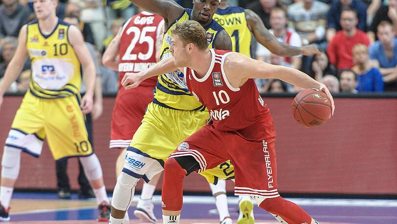Lucca Staiger (FC Bayern) im Zweikampf mit Todd Brown (Hagen). Lucca Staiger (FC Bayern) im Zweikampf mit Todd Brown (Hagen).