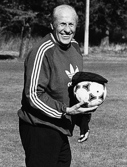 31. Mai 1978: Bundestrainer Helmut Schön posiert im WM-Trainingslager in Ascochinga/Argentinien lachend für die Fotografen mit Ball und Mütze.