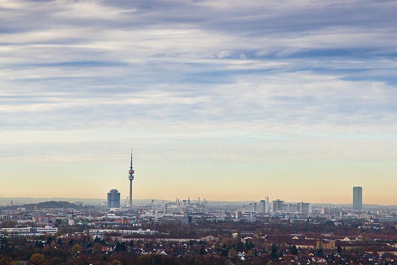 Der Große im Norden: Der höchste Gipfel der Stadt trägt ein Windradl und bietet bei guter Sicht ein tolles Panorama: der Fröttmaninger Berg. Oben steht man auf einer Höhe von 562 Metern, wobei der Anstieg vom Fuß des Bergls lediglich 70 Meter sind. Der zweithöchste Anstieg der Stadt ist übrigens der Olympiaberg, der einen Höhenunterschied von 55 Metern ausmacht.