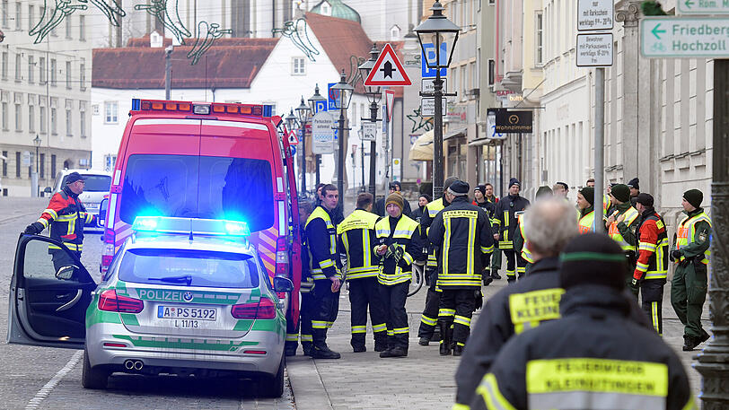 Hunderte Polizisten und knapp 4.000 freiwillige Helfer aus ganz Bayern beteiligen sich an der Evakuierungsaktion.