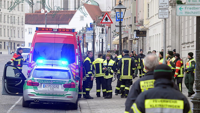 Hunderte Polizisten und knapp 4.000 freiwillige Helfer aus ganz Bayern beteiligen sich an der Evakuierungsaktion. Hunderte Polizisten und knapp 4.000 freiwillige Helfer aus ganz Bayern beteiligen sich an der Evakuierungsaktion.