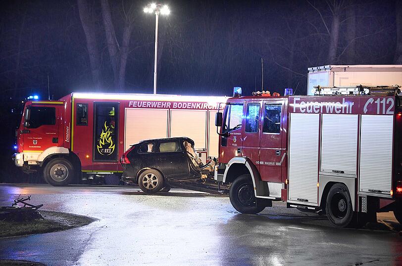 Ein 71-Jähriger ist in der Nacht auf Mittwoch mit seinem Volvo ungebremst in das Heck eines Sattelzuges gerast - er hatte keine Überlebenschance.