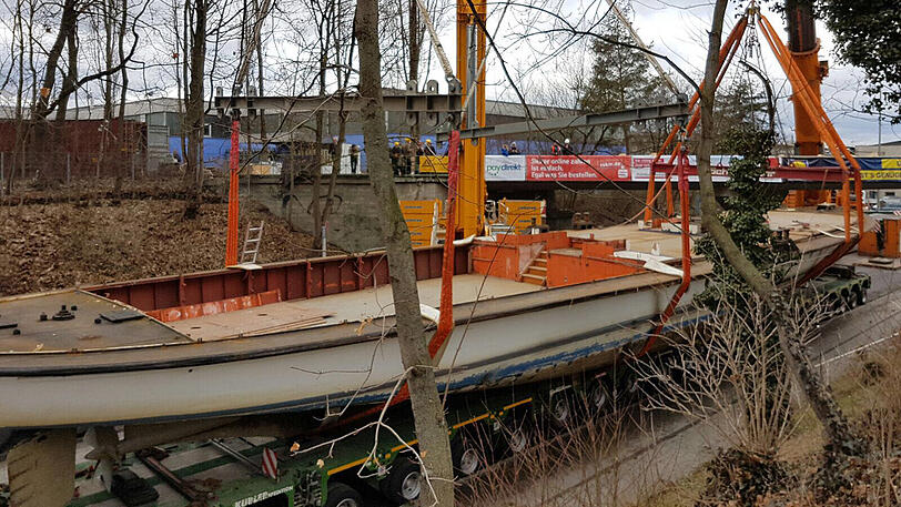 Das Schiff kurz vor der Anhebung.