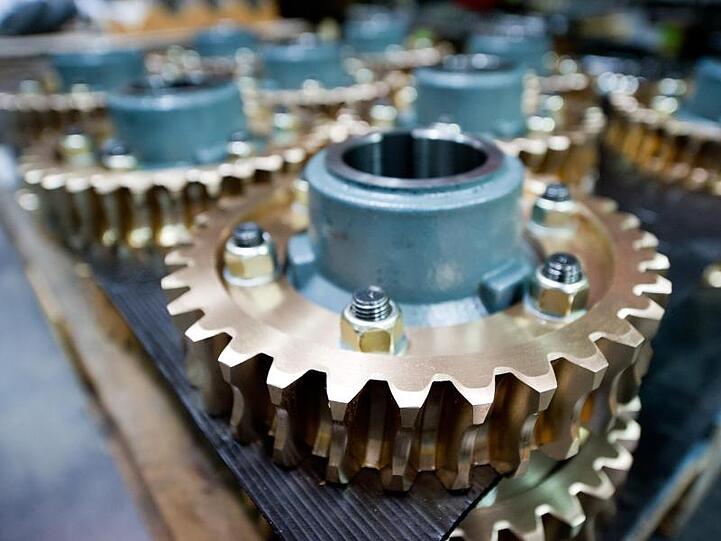 Schneckenräder, Teile eines Getriebes, liegen in der Produktionshalle eines Werkes. Foto: picture alliance / dpa / Archiv / Symbolbild
