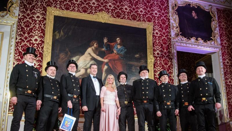 Markus Söder und seine Frau Karin Baumüller-Söder empfangen eine Gruppe von Schornsteinfegern auf dem Neujahrsempfang. Foto: Matthias Balk Markus Söder und seine Frau Karin Baumüller-Söder empfangen eine Gruppe von Schornsteinfegern auf dem Neujahrsempfang. Foto: Matthias Balk