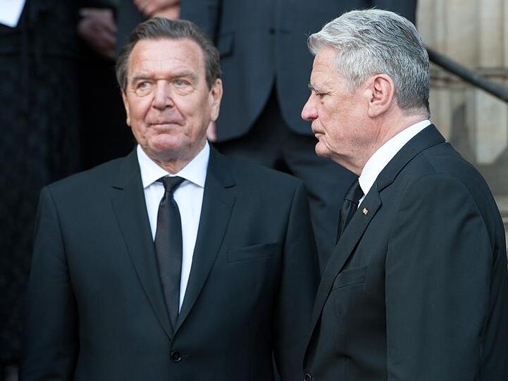 Altbundeskanzler Gerhard Schröder und Ex-Bundespräsident Joachim Gauck beim Staatsakt für den verstorbenen, ehemaligen Bremer Bürgermeister Hans Koschnick.