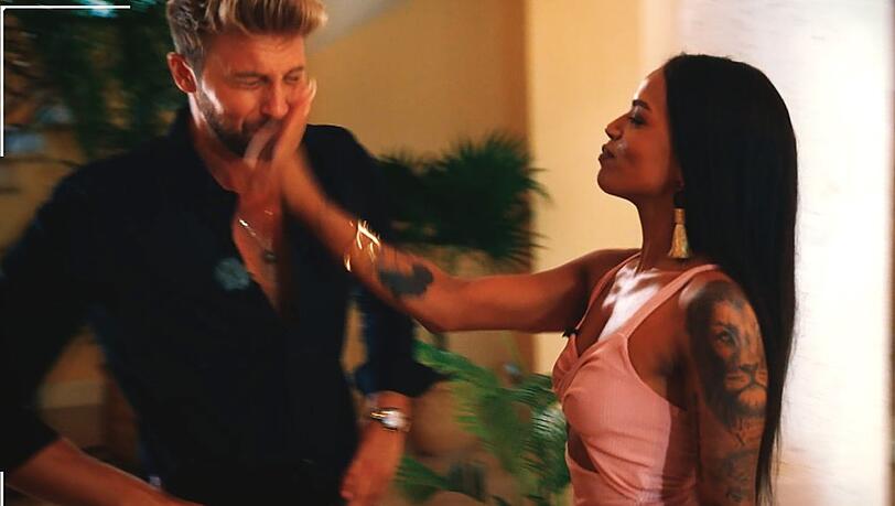 Chiara ohrfeigt Bachelor Dominik.